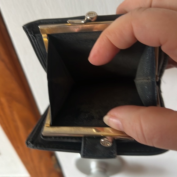 Sold-Gucci kiss lock wallet black leather gold hardware. Vintage SR 035 904 0902 - Picture 9 of 15